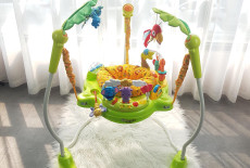 NHỮNG LỢI ÍCH MÀ GHẾ NHÚN TẬP ĐỨNG JUMPEROO KONIGKIDS ĐEM LẠI CHO BÉ